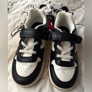 Black/white sneakers